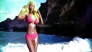 Divine brune perce son punani rasé avec un filme ponographique gode