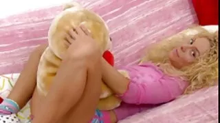Une blonde plantureuse porno brésilien gratuit chevauche une bite dure avec sa délicieuse fente