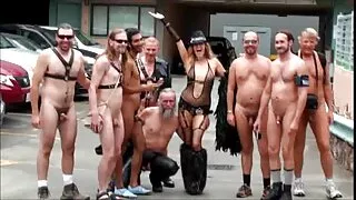 Une femme affamée de sexe en poeno gratuit rouge donne la tête debout sur ses genoux