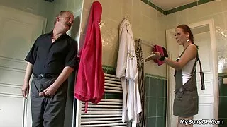 Une nana japonaise plantureuse se film porno chinois fait baiser brutalement par derrière