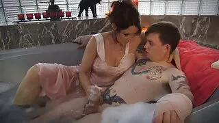 Une milf japonaise souriante enlève ses vêtements et écarte video gay tukif sa chatte poilue