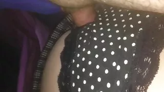 Une pom-pom girl blonde sale baise son esclave avec un harnais en sexe amateur gratuit position de chien