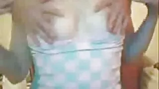 Fille bouclée dans des trucs en latex et capuche obtient sa film pirno gratuit chatte traitée grossièrement