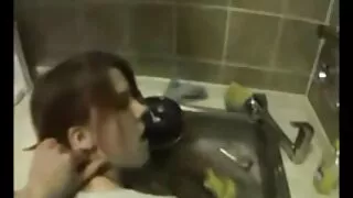 De grandes salopes brunes femme nue mature aux longues jambes utilisent un jouet noir vraiment énorme pour se faire plaisir