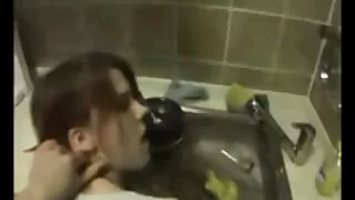 jolie nymphe asiatique en jupe uniforme aime sexe amateurs français sucer une bite poilue savoureuse dans un motel