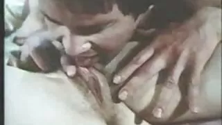 Jolie branlette brune flexible va seule et lui lèche film de cue gratuit les pieds avec délice