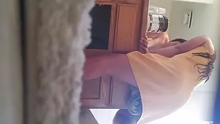 Womanizer baise deux filles lesbiennes sexy porno dingue gratuit léchant des chattes dans une pose de style 69