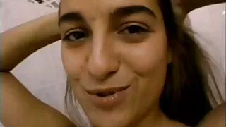 La blonde espiègle Denisa vidéo porno jeune Peterson chevauche ses pieds dans sa propre pisse