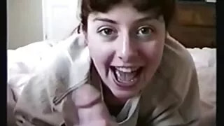 Jolie fille blonde avec des nattes porno les filles donne à l'homme un très bon footjob tendre