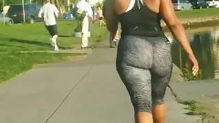La brune aux gros seins dodue et pâle Sakura Kawamine est porno arab gratuit un peu touchée