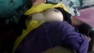 Une ado blonde trash baise sa chatte avec un gode dans la film adulte x cuisine