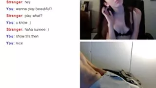 Belle blonde en sous-vêtements en dentelle rose Ally Winters fait une film porno vieille femme belle pipe