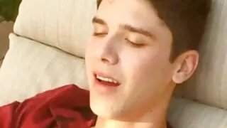 Un mec aux dents laides baise la jolie ange Julia je veux film porno Sweet