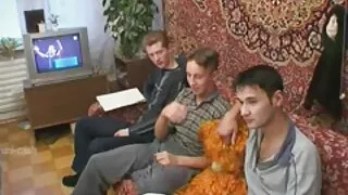 Des salopes pornos video porno francais sales baisent un fan chanceux dans un gangbang inversé