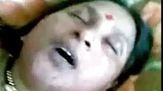 une femme asiatique enceinte se site pirno fait baiser la chatte humide et chevauche une bite sur cam