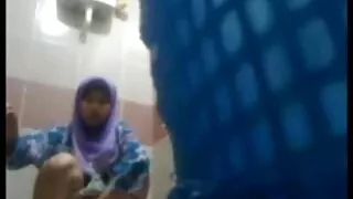 Une étudiante femme nue mature vigoureuse se fait lécher la chatte et se fait défoncer en missionnaire