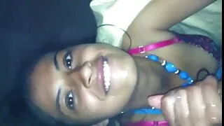 Coquine fille japonaise aux cheveux video de sexe amateur courts suce tendrement la bite pour le sperme