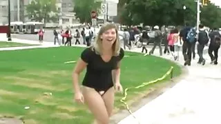 Séduisante blonde excitée donne une pipe chaude dans la x porno x porno x porno forêt