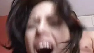 Une copine brune amateur suce et pornovor chevauche la bite de son petit ami