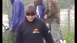 Salope d'ado gâtée baisée en tukif femme mure levrette avec un gros strapon