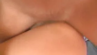 Nympho brune bootylicieuse pervertie lèche sa chatte et donne une belle tête pornoplis