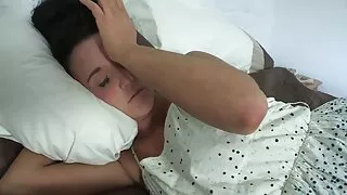 Salope video porno hard francais brune bouclée se masturbe dans une vidéo porno solo