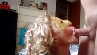 Salope rousse affamée de sexe Lexi Love saute film pornodrom sur un mec arrogant