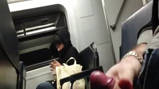 Mec baise deux salopes sexy et excitées sur la video de sex tukif table