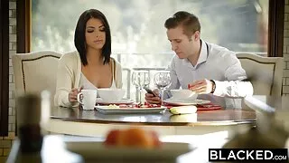 Bombshell brune se fait arracher porno sexe streaming la chatte rasée tout en donnant une tête