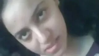 Charmante brune tombe amoureuse d'une film x gratuit grosse bite au bord de la piscine