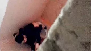 La brune sportive et en sueur pol polit sa chatte humide avec le porno français un jouet sexuel après l'entraînement