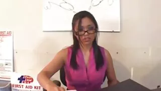 Putain de blonde chaude Nikita Von James masse la bite avec sexe grat ses actifs massifs