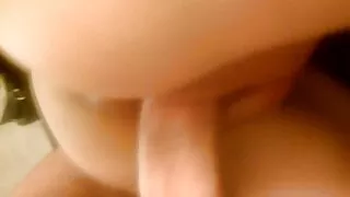 Jenna, une ado perverse, doigte sa chatte rose humide porn en direct