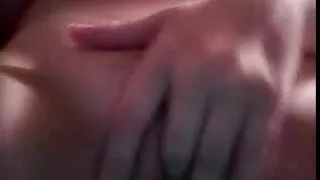 Une fille extrêmement vorace a un fort film hard gratuit désir de chevaucher une bite dure et chaude