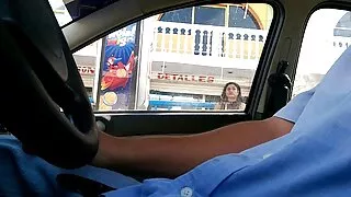 Une fille noire aux cheveux clairs avec un beau cul fait sex arab gratuit une pipe
