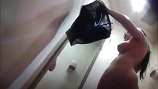 Brune sites pornos gratuit douce avec une faim insatiable de sperme sucer une bite gorge profonde dans le garage