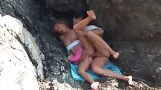 Une brune au gros cul se fait baiser la chatte en position de sodomie gratuite vol par un instructeur de yoga excité
