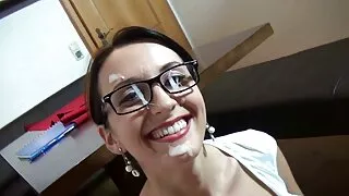 Des gaffeurs excités frappent la chatte coqnu video humide d'une brune excitée huilée à l'extérieur