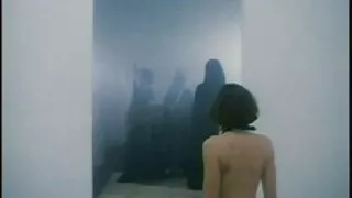 Superbe fille asiatique riche video de porno tukif étire les jambes, ouvre la chatte et lèche