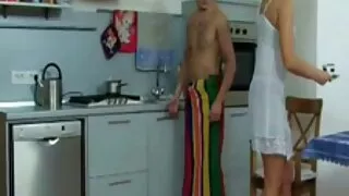 La blonde plantureuse Bibi Noel chevauche une bite xxx jeune dure et se fait baiser en levrette