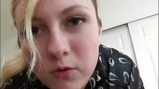 Une blonde excitée et sale film de cul hard appelle son amie brune sexy