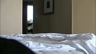 Un entraîneur chauve et filme de cul barbu baise une jolie brune sportive sur le sol