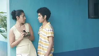 Une porno tu kiff drôle de nympho japonaise donne au mec une belle branlette espagnole sur le lit