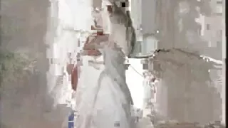 Salope brune soumise videoporno gratuite suspendue à l'envers doit sucer un gode noir