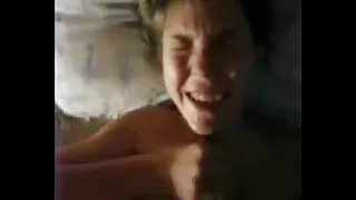 Tête noire japonaise avec des mamelons gonflés se doigte et tukif po donne la tête
