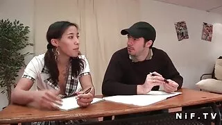 La chatte rose serrée de Naami Hasegawa se fait film porno de jeune fille baiser avec les doigts