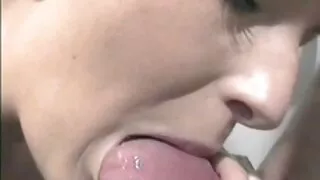 La brune huilée Rachel Starr video porno gratuitos devient folle chevauchant une énorme bite jusqu'à l'orgasme