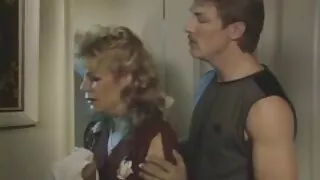 Un vieux professeur gagne une chance de baiser Veronika, une étudiante blonde porno vidéos français coquine par derrière