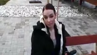 Le visage d'un mec grossier baise une pornographie video chienne menottée et lui détruit la gorge
