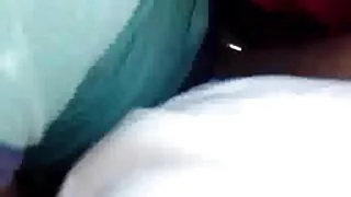 Une fille à la chatte potelée film porno de grosse femme est battue avec une machine à sexe